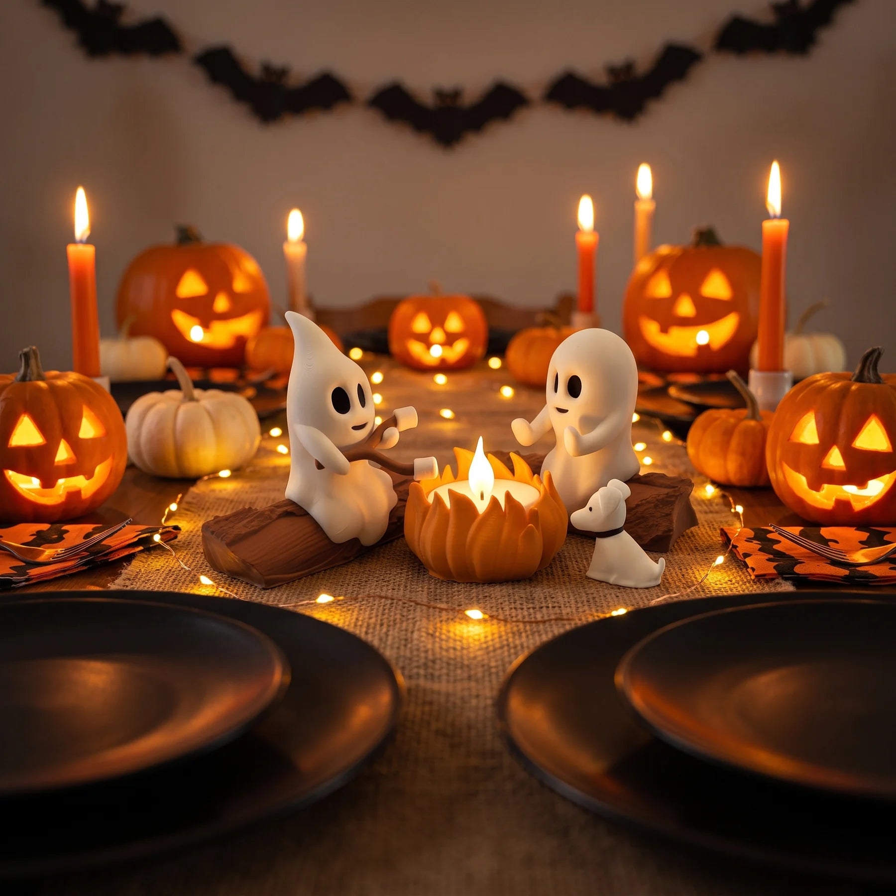 Ghost Campfire op gedekte Halloween tafel