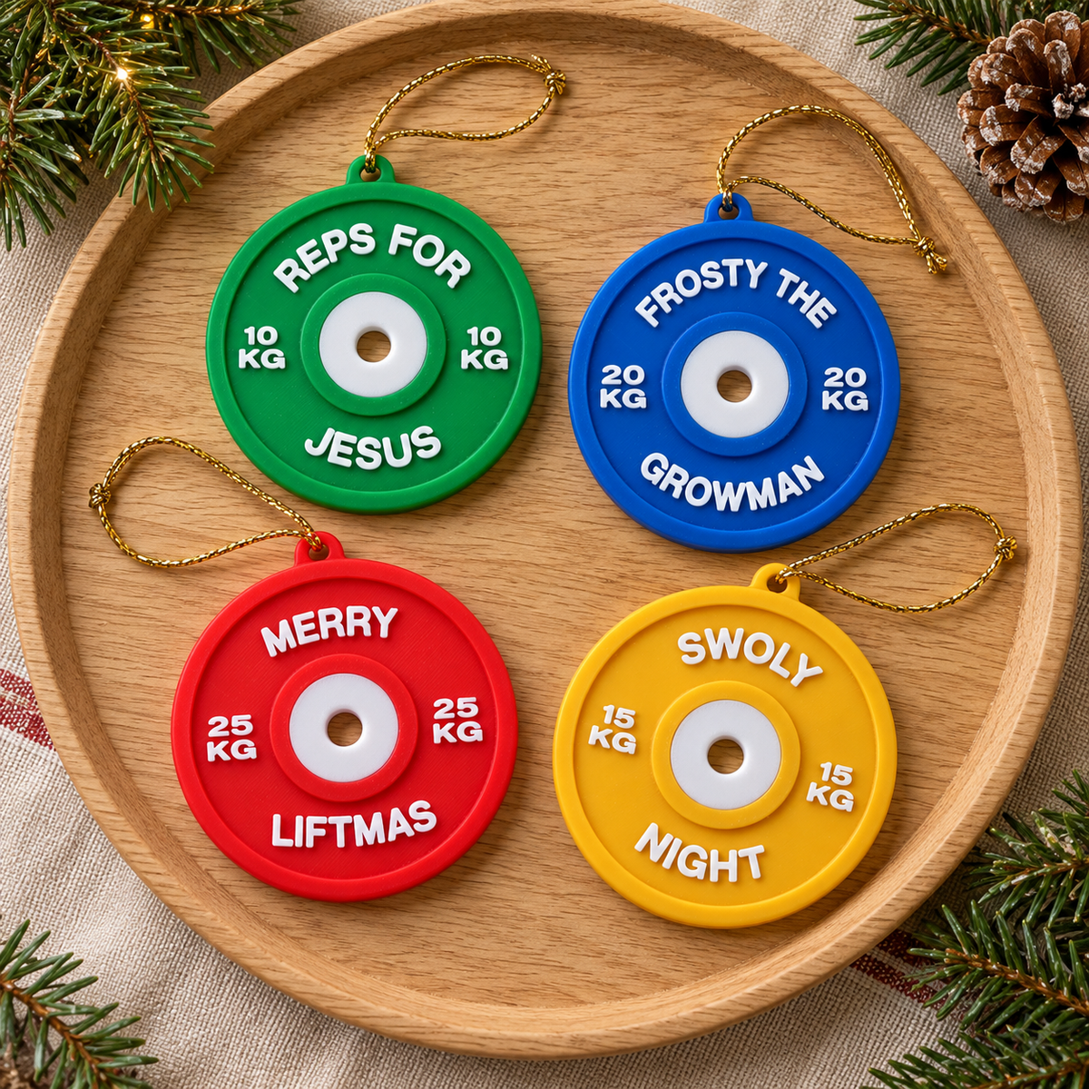 Fitness kerstballen set als cadeau voor sporters op een houten schaal