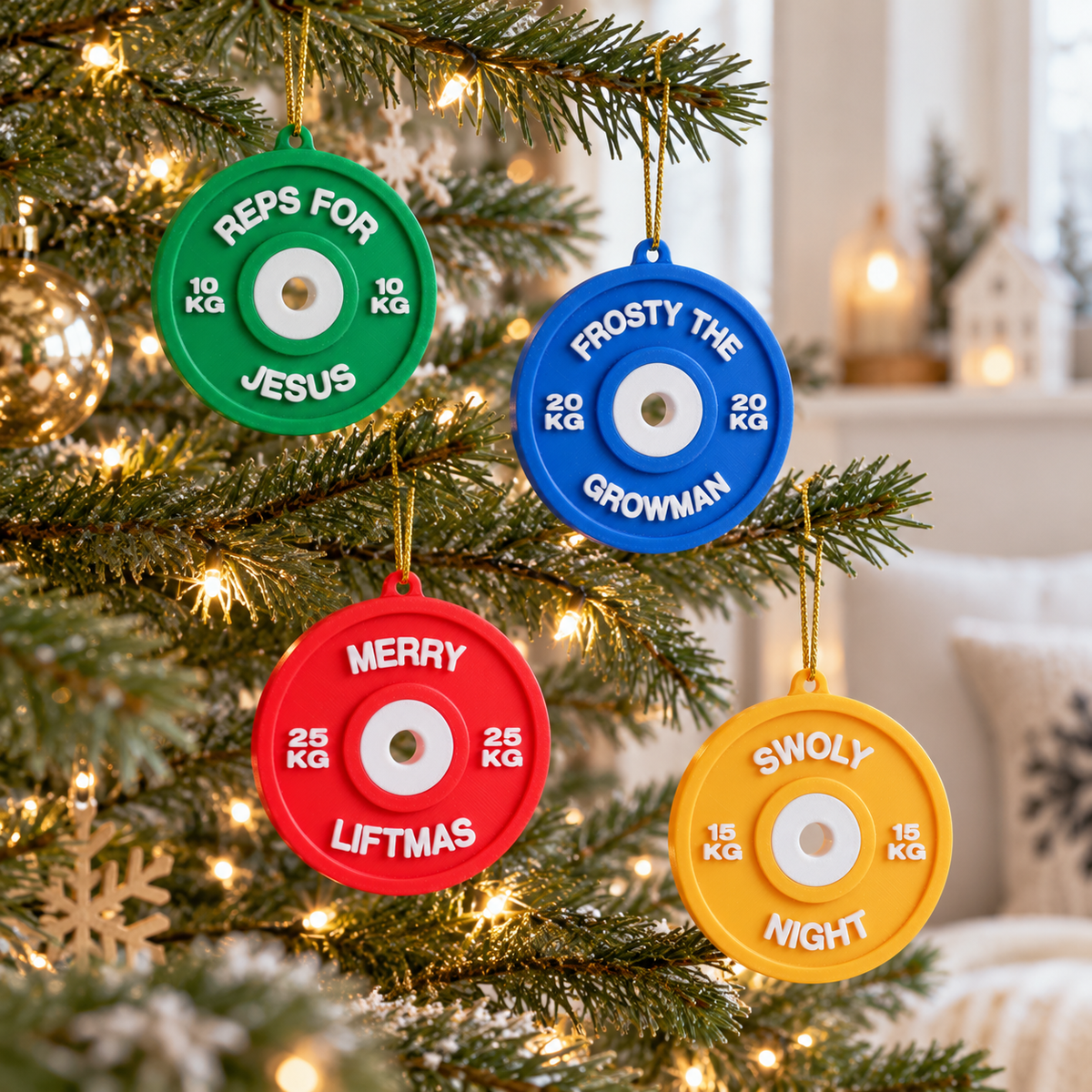 Fitness kerstballen in de kerstboom in een gezellige woonkamer
