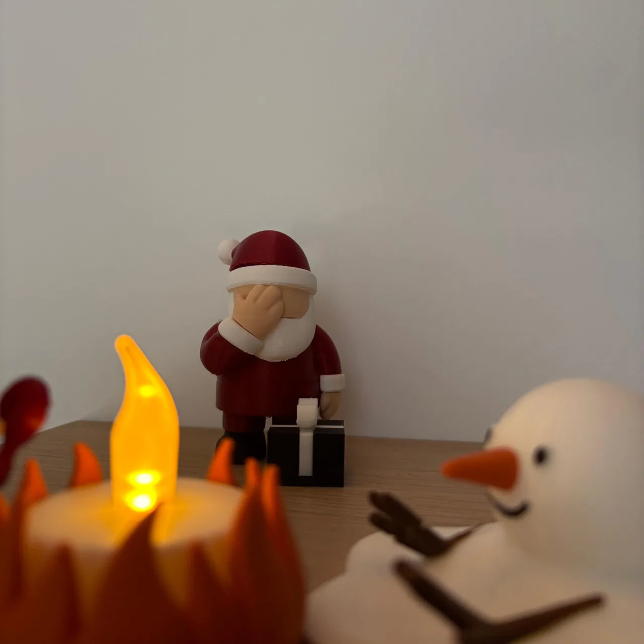 Echte foto van het brandende LED-kampvuur met kerstman en sneeuwpop