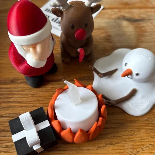 Klantfoto van Anja: kerstman, sneeuwpop en cadeautje bij het LED-kampvuur