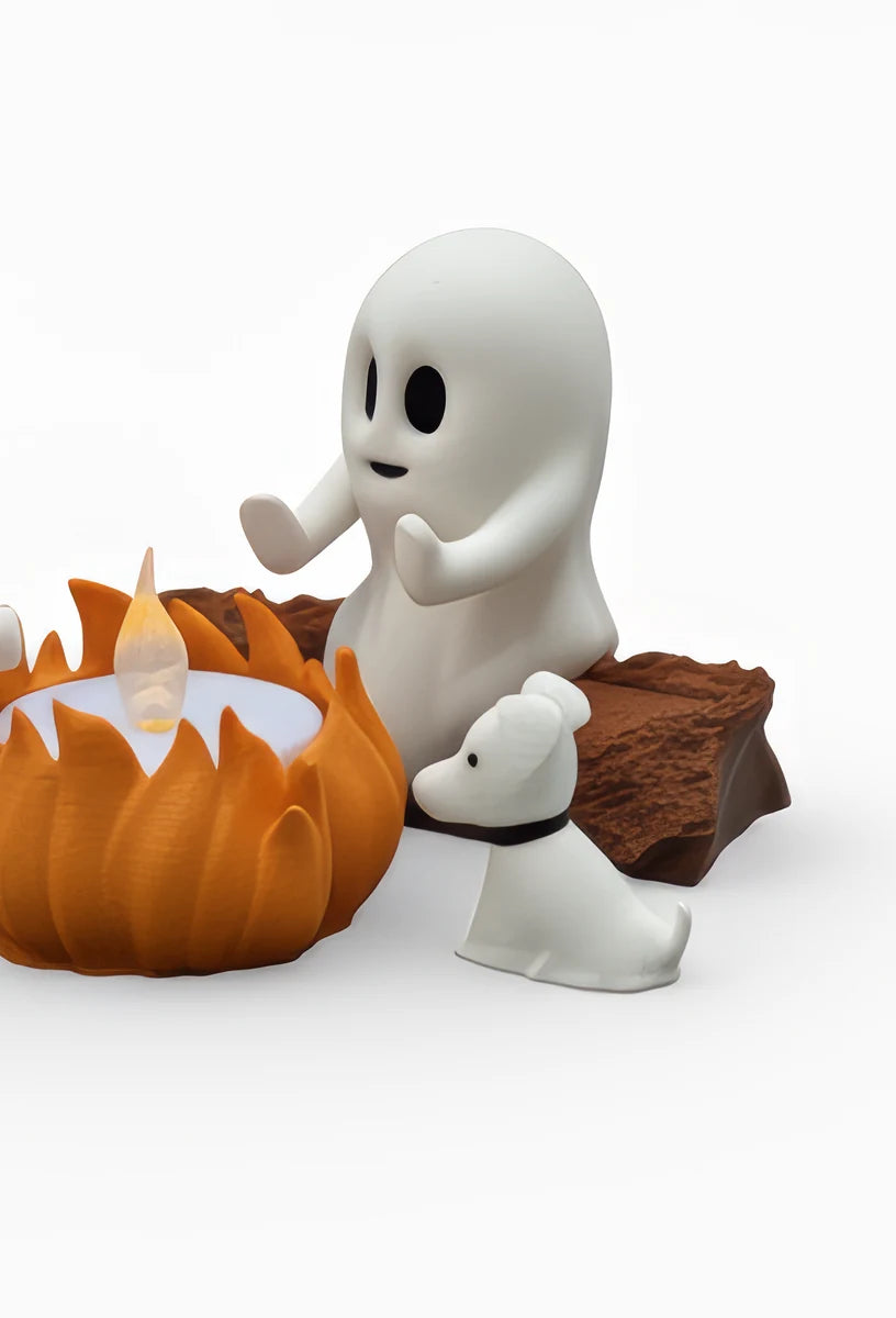 Spookje warmt zijn handen bij het kampvuur