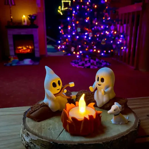 Klantfoto van Ghost Campfire met brandend LED-waxinelichtje op een houten plateau