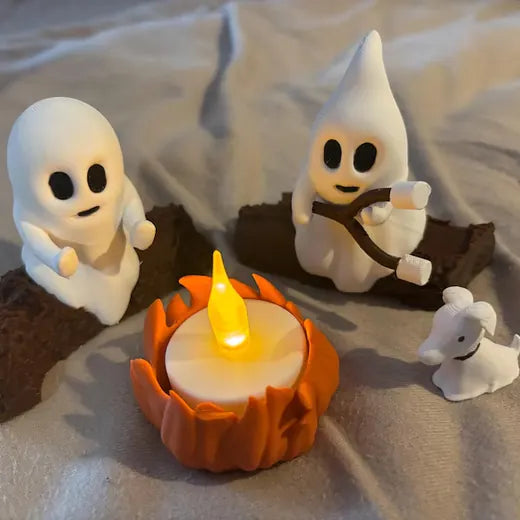 Klantfoto van Ghost Campfire met brandend LED-waxinelichtje op een bed