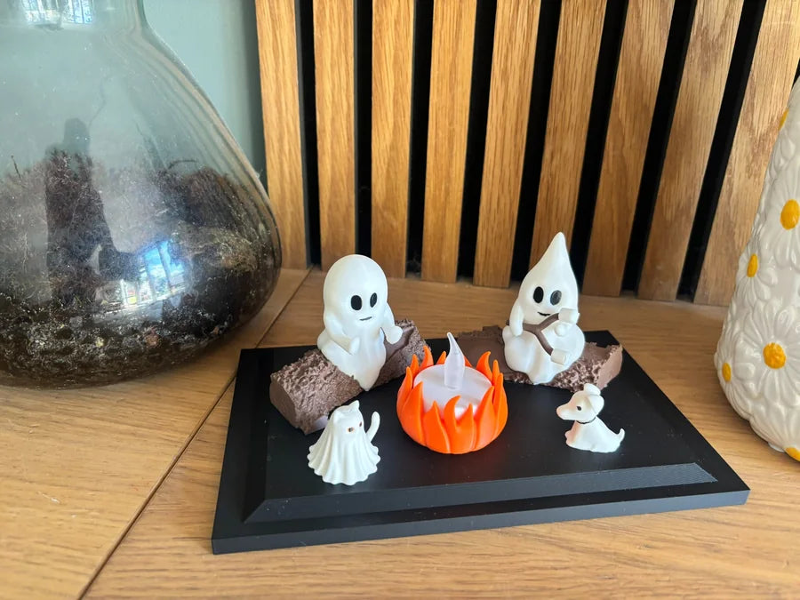 Klantfoto van Ghost Campfire op zwarte base in een houten interieur